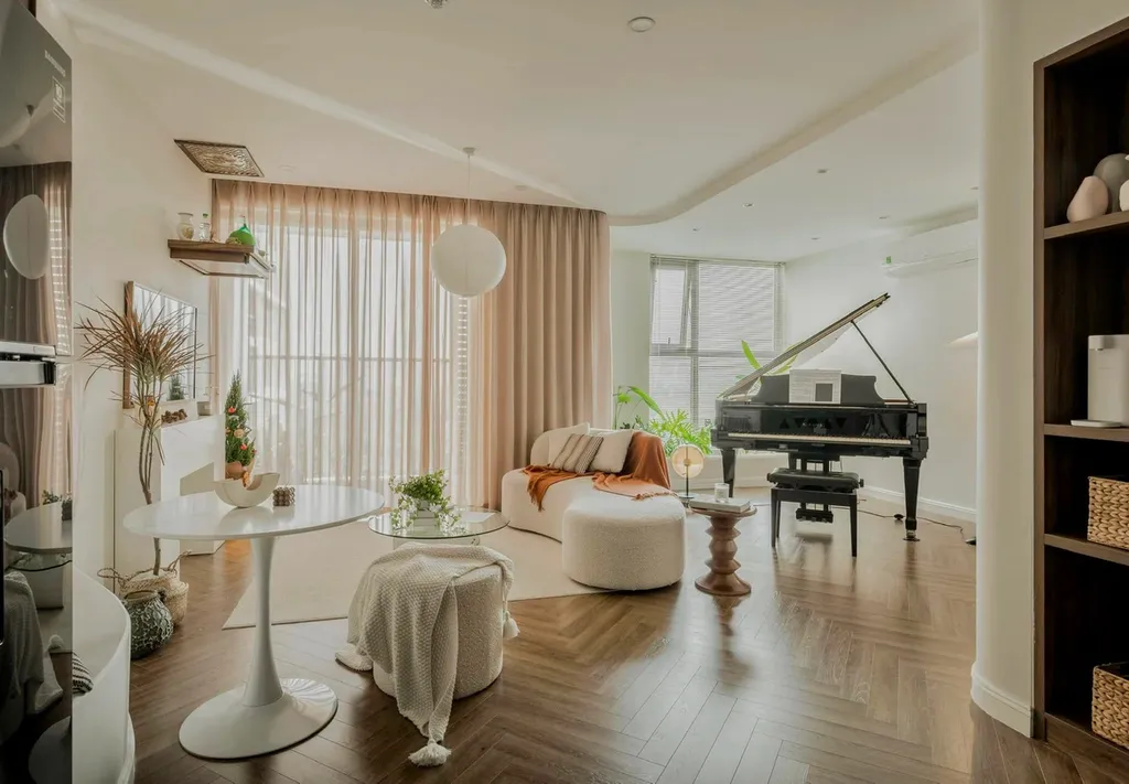 Phòng khách nổi bật, đầy tinh tế với cây xanh và đàn piano