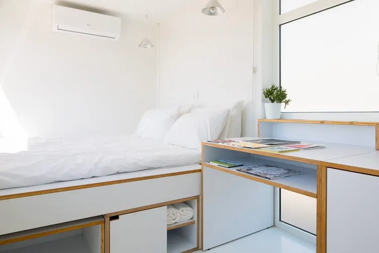 Phòng ngủ Minimalist thanh lịch với tone màu trắng, nội thất không quá cầu kỳ tạo cho không gian thêm phần rộng rãi