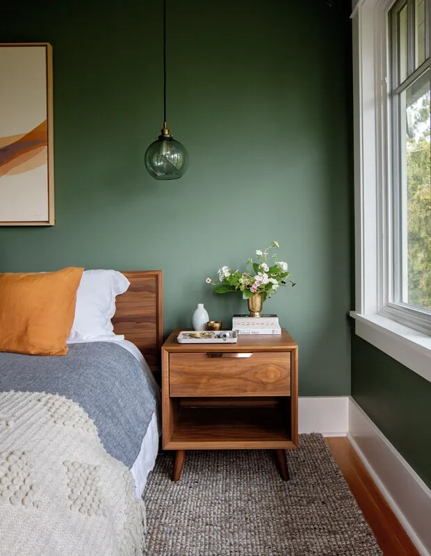 Phòng ngủ sơn tường xanh rêu đậm cá tính