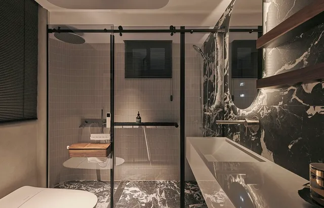Phòng tắm nổi bật với hai gam màu tương phản là trắng và đen