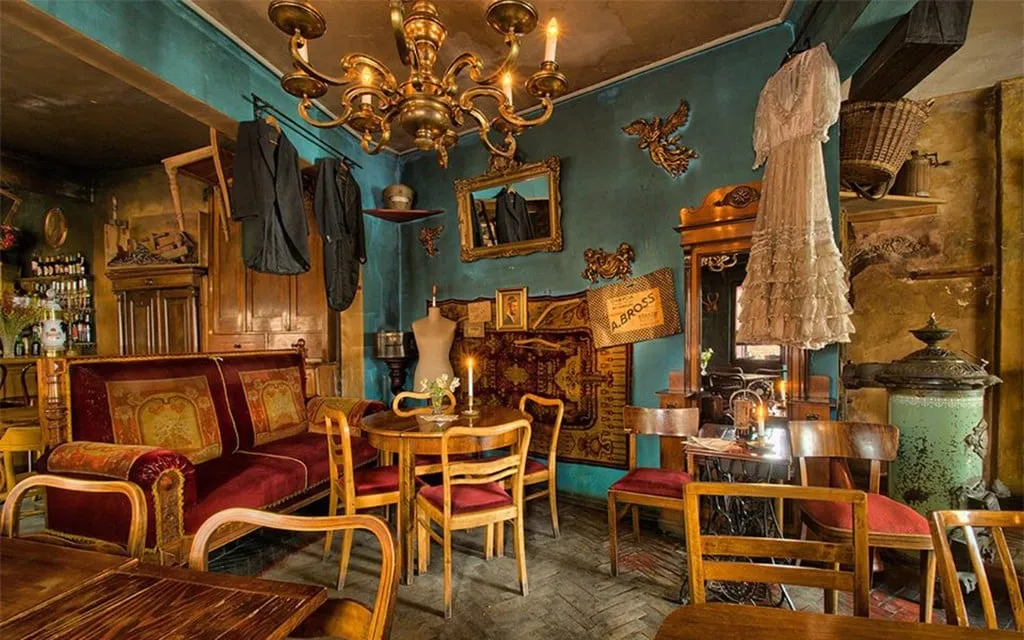 Quán cafe được trang trí độc đáo với phong cách Bohemian