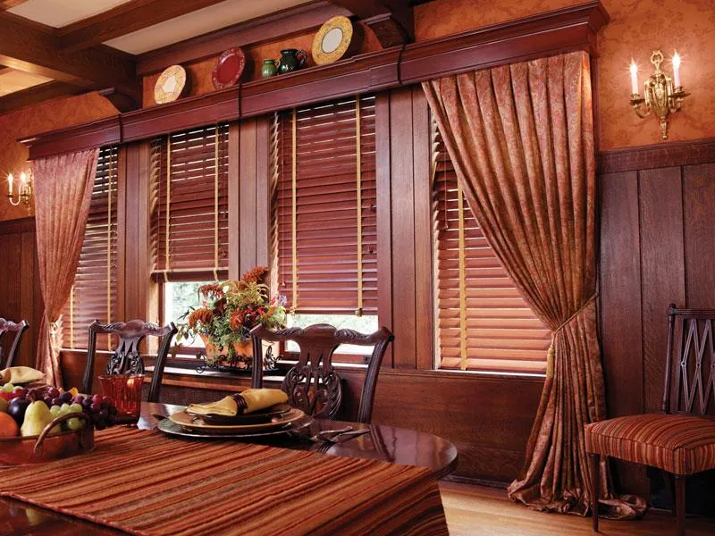 Rèm cửa gỗ hài hòa trong không gian mà phần lớn là gỗ tự nhiên, tạo nên một tổng thể vô cùng tinh tế