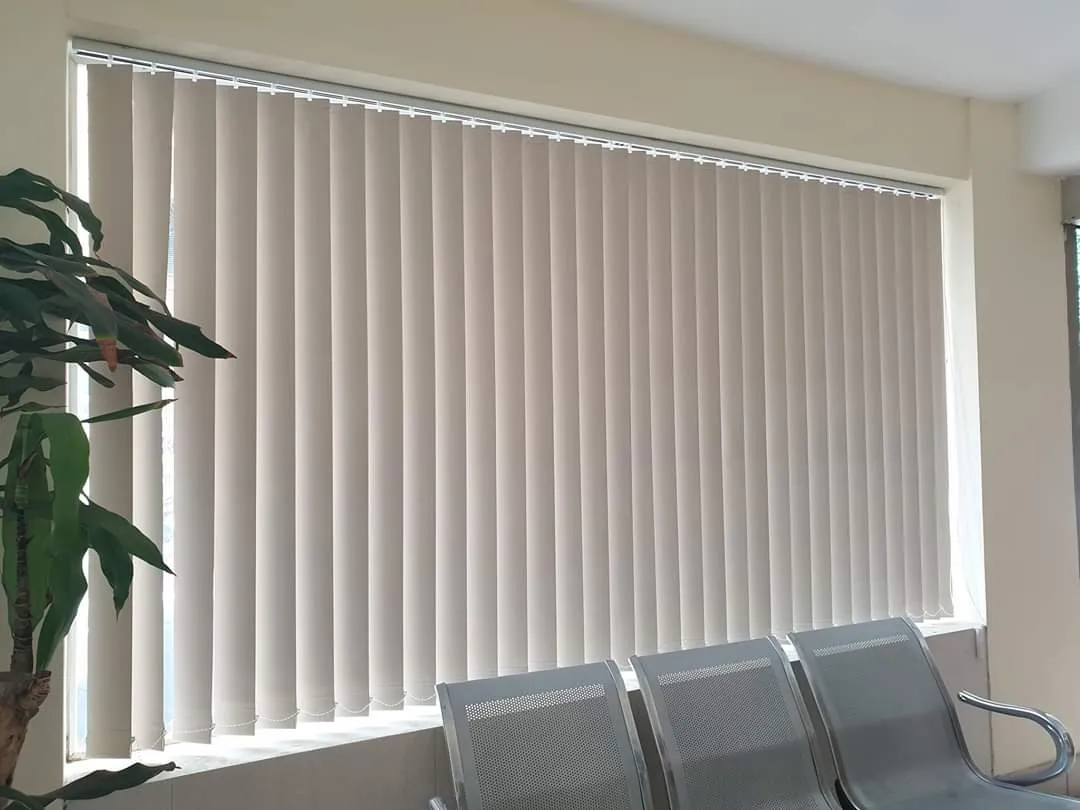 Rèm lá dọc cũng được sử dụng phổ biến tại các văn phòng, công ty hoặc các công trình thương mại