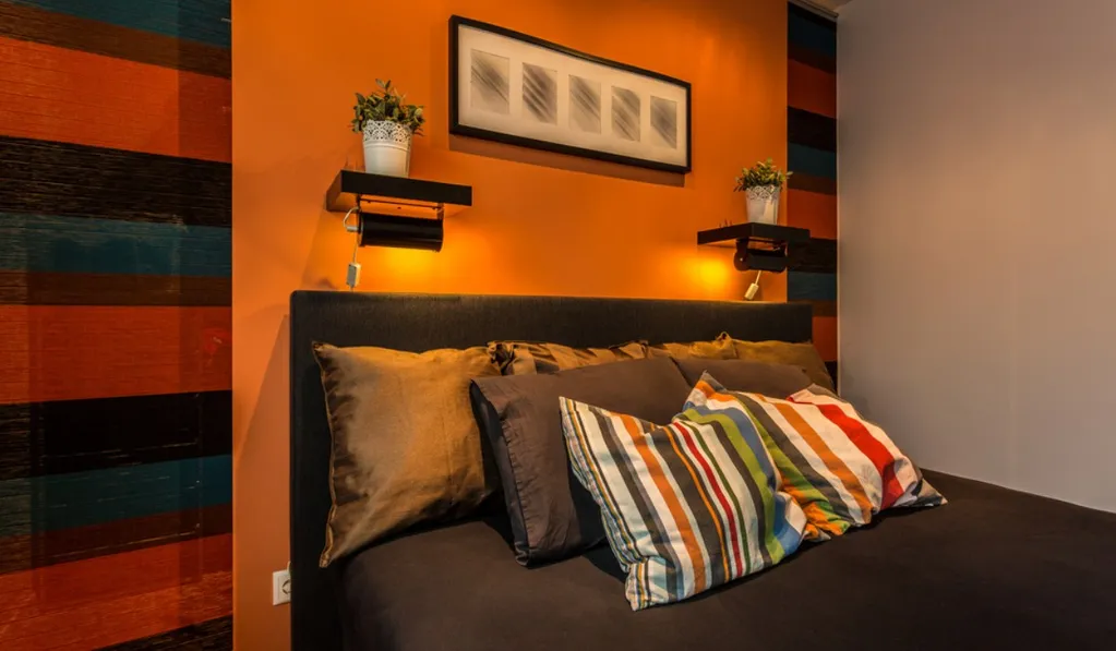 Sơn tường màu cam mang nét năng động cho không gian phòng ngủ