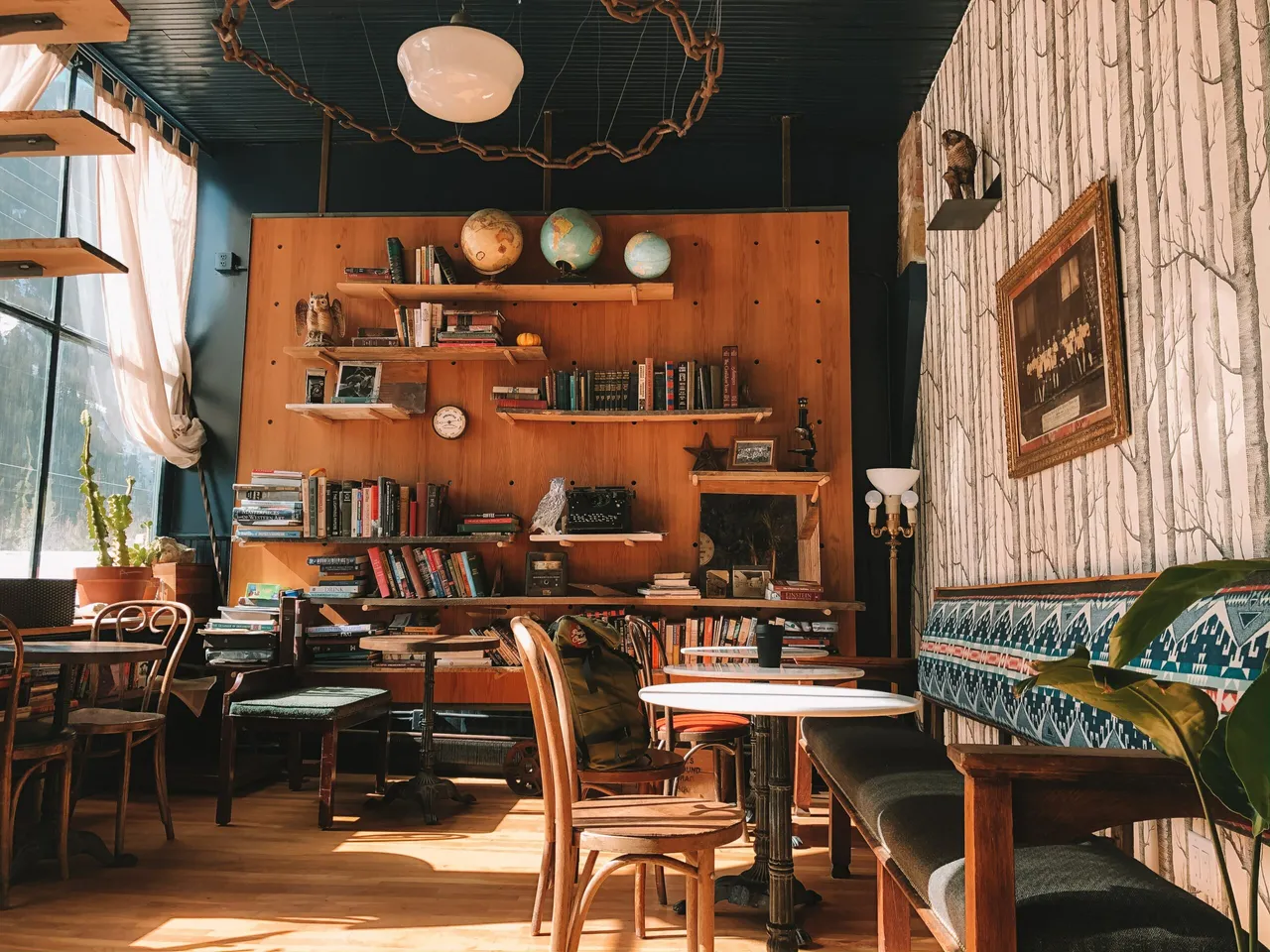 Sự tự do của phong cách Bohemian mang đến không gian quán cafe độc đáo