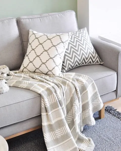 Trang trí phòng khách với gối tựa và chăn sofa họa tiết ấn tượng