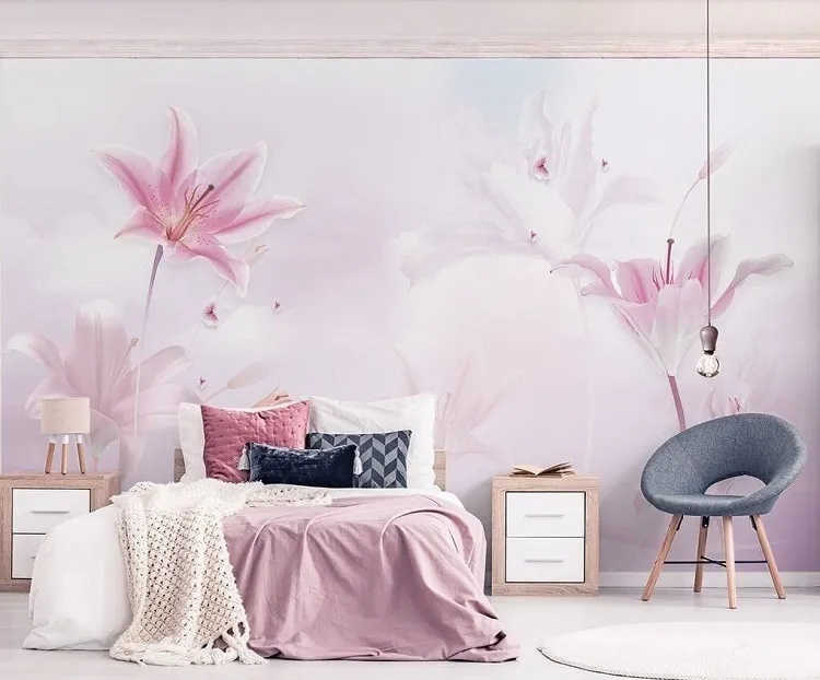 Tranh dán tường hoa bách hợp màu tím cùng tông màu với phòng ngủ lãng mạn