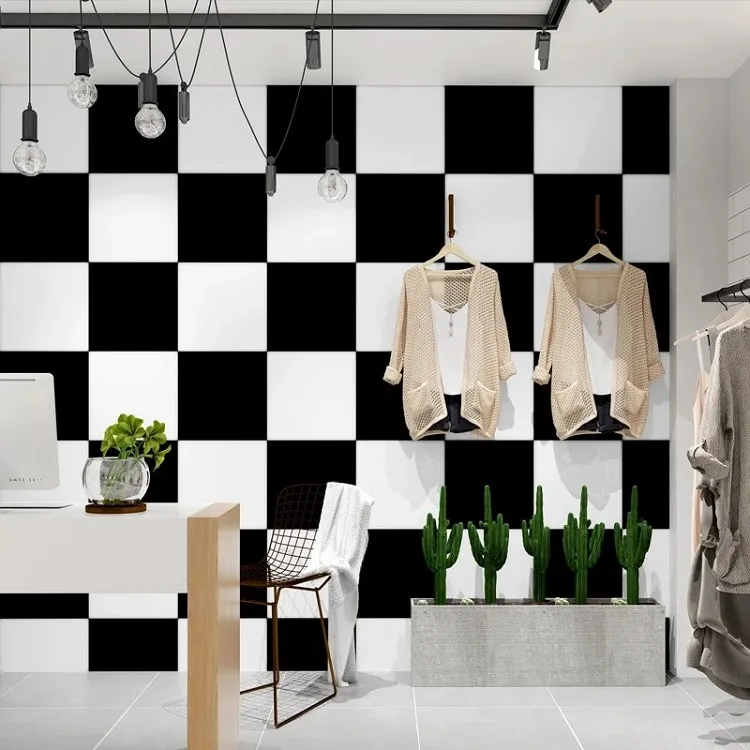 Tranh dán tường nổi bật với các ô kẻ đen trắng nổi bật cho cửa hàng thời trang
