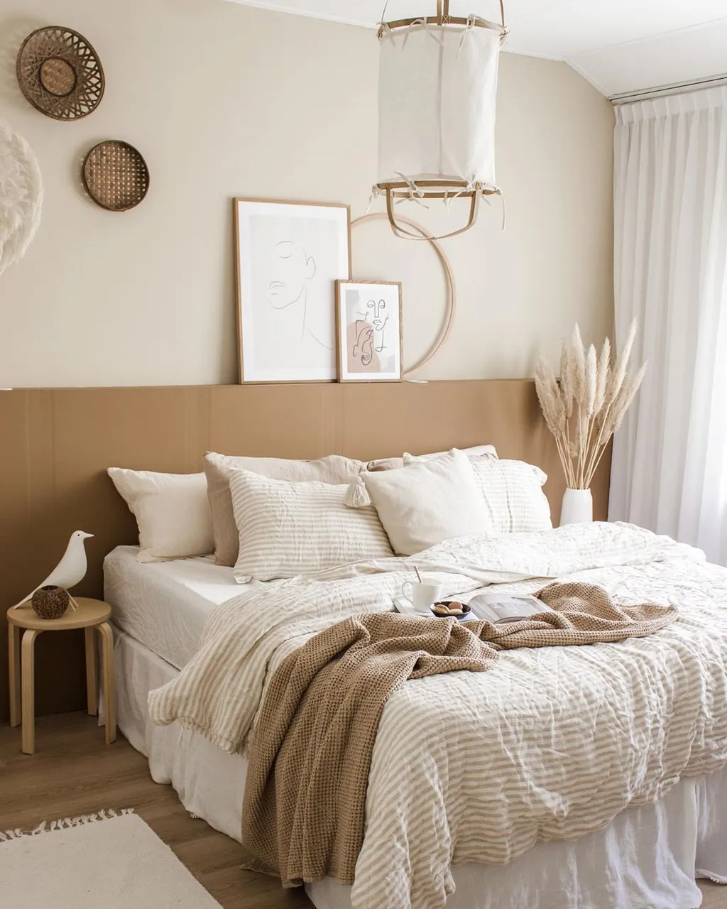 Tường phòng ngủ màu be nhẹ nhàng kết hợp với đồ nội thất và trang trí mộc mạc tự nhiên