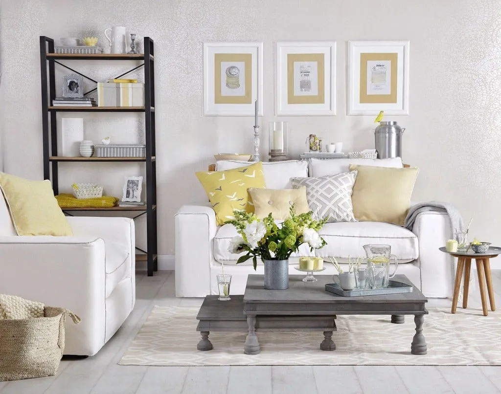 Việc ứng dụng cặp màu vàng và xám vào không gian phòng khách không nhất thiết phải là những cấp độ màu đậm