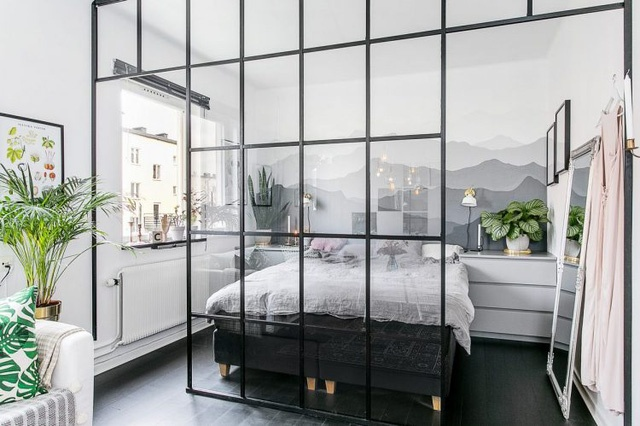 Với những căn hộ có diện tích nhỏ, bạn có thể tận dụng tấm ngăn kính giúp tách biệt không gian phòng ngủ riêng tư với không gian sinh hoạt chung. Điều này không chỉ tạo điểm nhấn độc đáo mà còn giúp bạn có không gian nghỉ ngơi hoàn hảo.