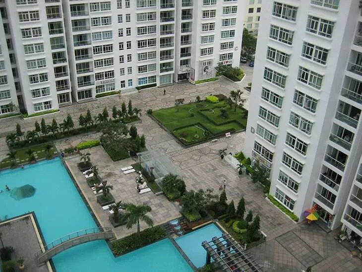 Bể bơi đan xen giữa các khối block nhà ở tại dự án chung cư Phú Hoàng Anh