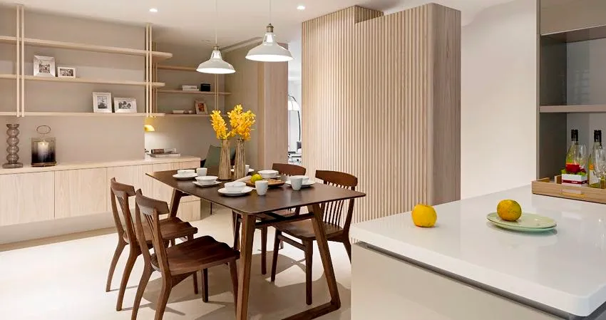 Đa số nội thất trong căn hộ đều là gỗ sáng màu nên bộ bàn ăn màu gỗ óc chó trở thành điểm nhấn giúp căn phòng sang trọng và có chiều sâu hơn