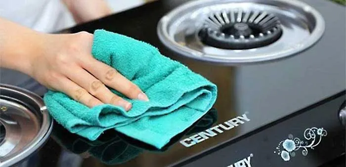 Dùng khăn mềm để tránh gây trầy xước mặt bếp