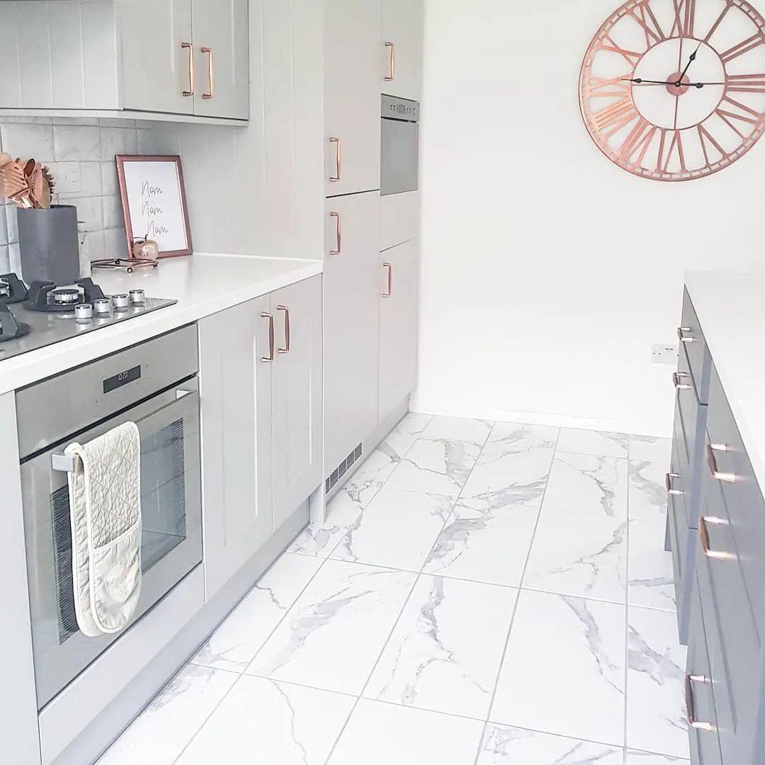 Gạch vân đá marble với tông màu sáng giúp cho căn bếp sang trọng hơn