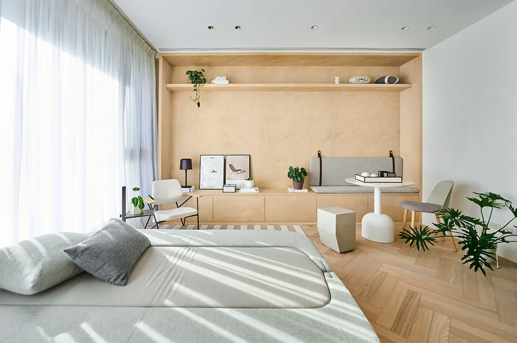 Giường ngủ với thiết kế độc đáo nằm chính giữa không gian căn hộ