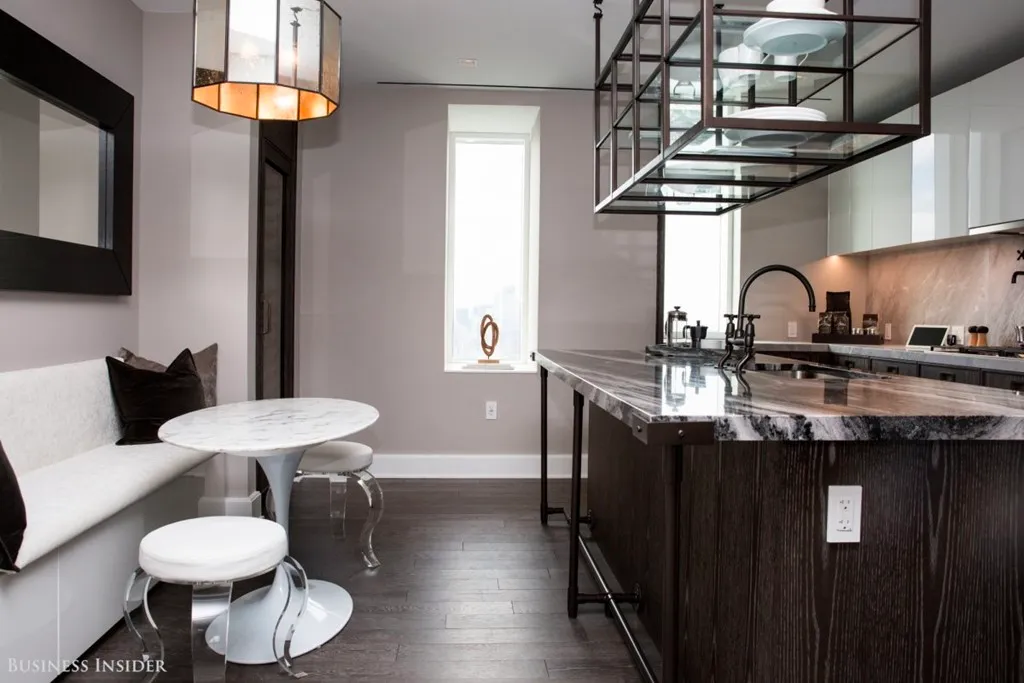 Không gian bếp chọn tone trắng - đen là chủ đạo, kết hợp với chất liệu đá cao cấp lát mặt bếp, tạo nên một không gian bếp hiện đại và sang trọng với đầy đủ các tiện nghi.