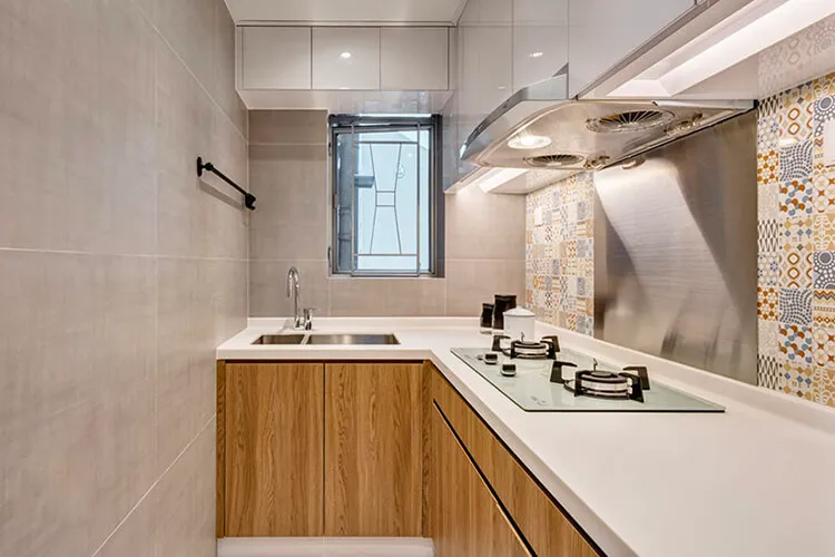 Không gian bếp khá khiêm tốn nhưng vẫn đáp ứng được đầy đủ các tiện ích cần có. Đồng thời, việc sử dụng gạch lát tường giúp cho căn bếp thêm phần sạch sẽ và hiện đại hơn rất nhiều.