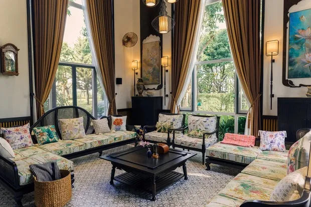Khu vực phòng khách nổi bật với các cửa sổ lớn bao quanh kết hợp cùng phần gạch lát sàn đặc trưng của Indochine
