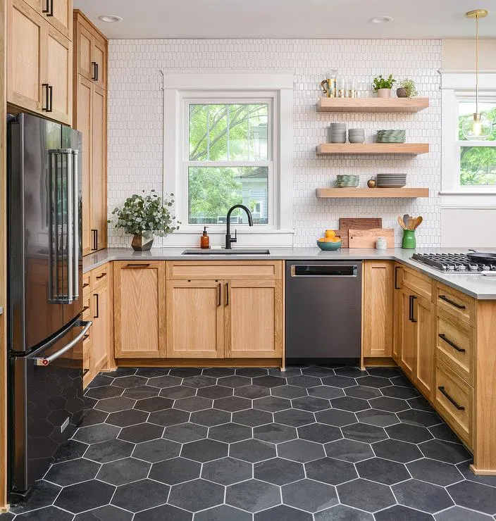 Kiểu gạch mosaic lục giác đang rất được yêu thích sử dụng để lát nhà bếp