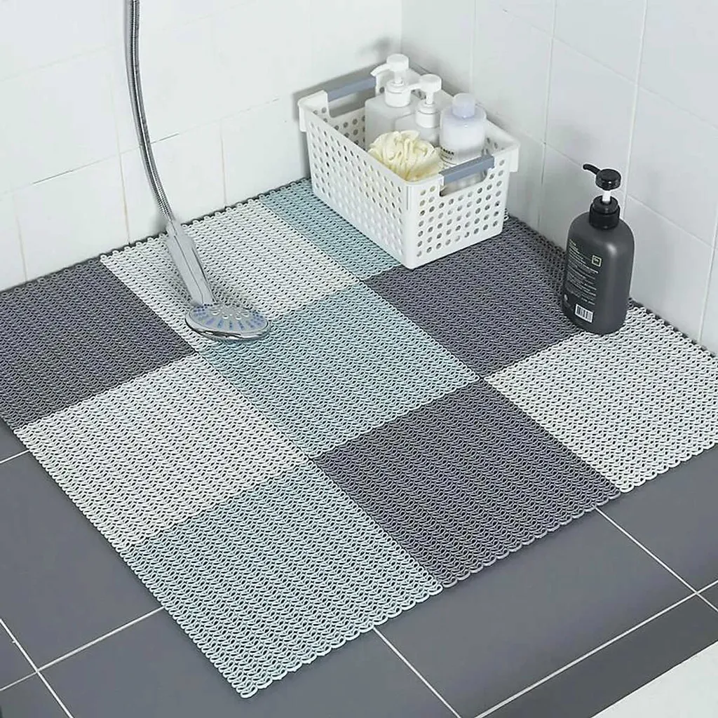 Mẫu thảm nhựa nhà tắm với các lỗ thông thoáng giúp thoát nước hiệu quả