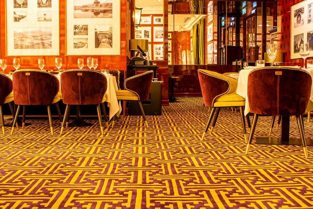 Một mẫu thảm nhà hàng sang trọng và ấn tượng với tone màu vàng đỏ