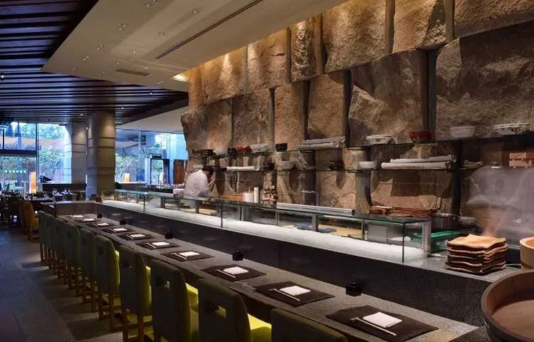 Một phong cách sử dụng đá ốp tường khác với các khối đá lớn và thô tạo nên ấn tượng thị giác mạnh cho nhà hàng 