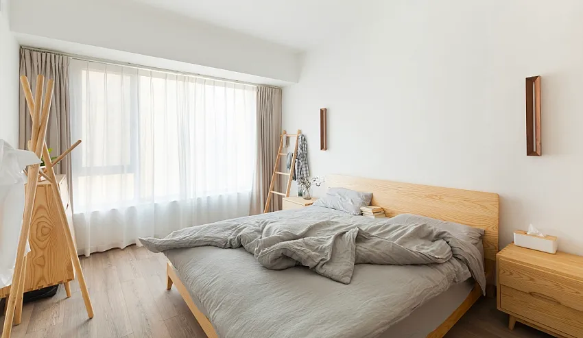 Nội thất căn hộ đều sử dụng gỗ tự nhiên sáng màu và gỗ công nghiệp chống ẩm. Để tạo năng lượng tích cực, các chất liệu và đường nét thiết kế đều hướng đến sự mềm mại, tối giản.