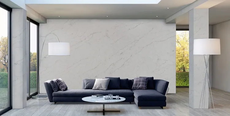 Ốp đá cho toàn bộ bức tường chính trong phòng khách cùng các cột cho phòng khách để tạo nên vẻ đẹp tối giản và tinh tế. 