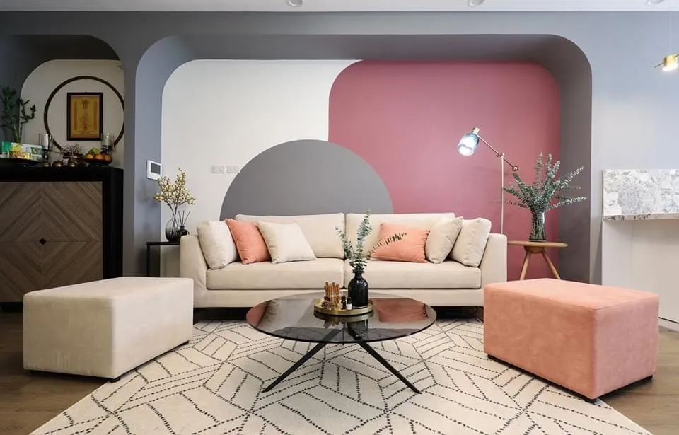 Phòng khách Color Block được tạo nên từ các tông hồng, kem, xám tạo nên ấn tượng về sự cá tính ngọt ngào.