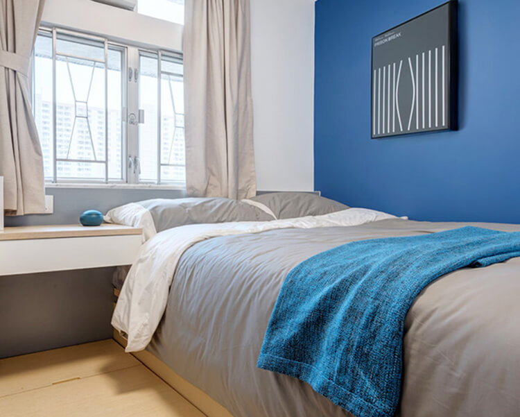 Phòng ngủ được thiết kế tinh tế khi kết hợp giữa màu xanh tự nhiên và tone trắng trung tính giúp không gian trở nên hài hòa và dễ chịu hơn. Tận dụng ánh sáng tự nhiên từ cửa sổ sẽ giúp căn phòng thêm thoáng đãng và rộng rãi hơn.