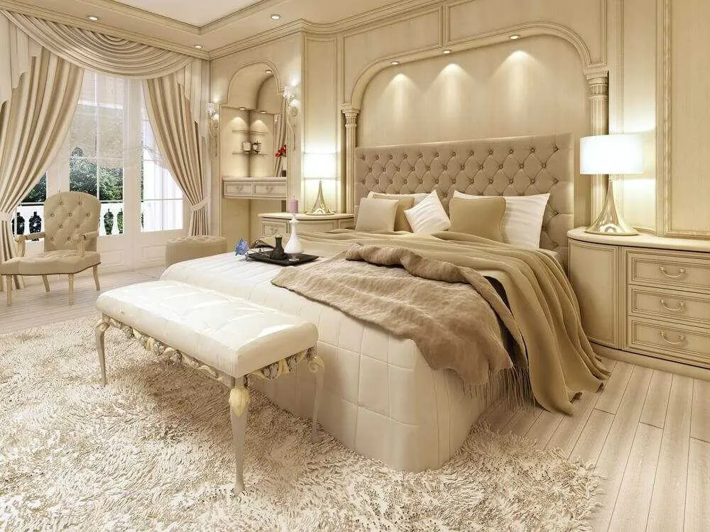 Phòng ngủ theo phong cách tân cổ điển sử dụng chất liệu da, nhung và lông, tạo nên vẻ đẹp sang trọng mà vẫn thoải mái, ấm cúng.