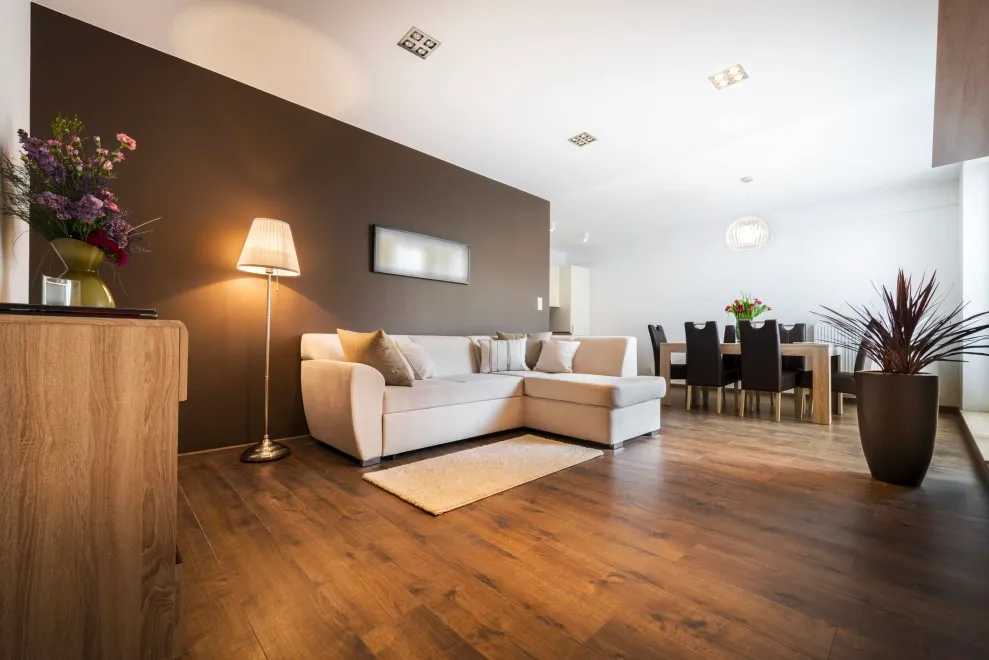 Sàn gỗ MDF không chỉ tạo ra sự ấn tượng mạnh mẽ cho phòng khách mà còn giúp tăng tính thẩm mỹ của không gian. 