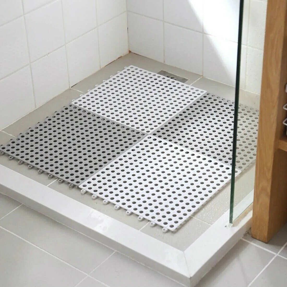 Sử dụng thảm nhựa chống trơn trượt cho khu vực tắm