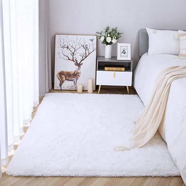 Thảm trải sàn màu trắng phù hợp với nhiều phong cách nội thất phòng ngủ