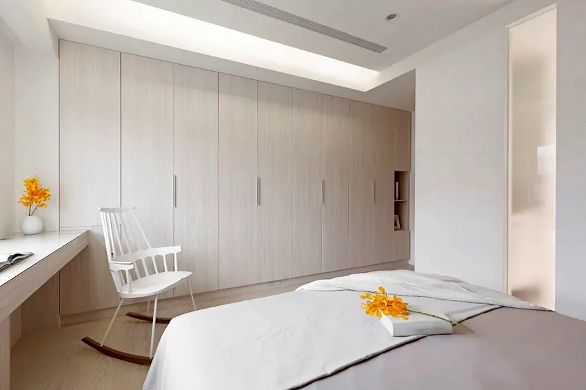 Tủ quần áo âm tường với thiết kế đơn giản, đồng bộ góp phần tạo nên phong cách tối giản của căn hộ đồng thời cung cấp không gian lưu trữ thoải mái cho phòng ngủ