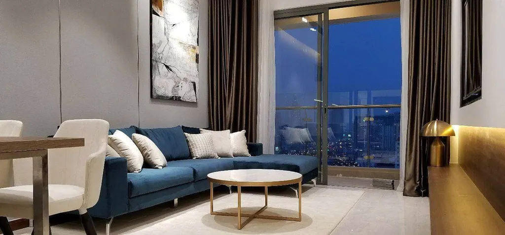Vẫn trên nền trắng và xám, tông xanh lam và vàng đồng tạo nên cảm giác ấm cúng nhưng vẫn giữ nguyên các quy tắc của phòng khách tối giản. 