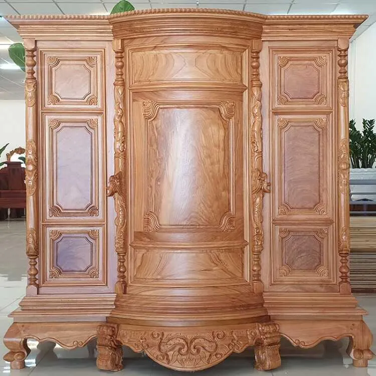 Vẻ đẹp và độ bền lên đến trăm năm của gỗ gõ khiến chất liệu này còn thường được dùng chế tác thành tủ thờ trong gia đình 
