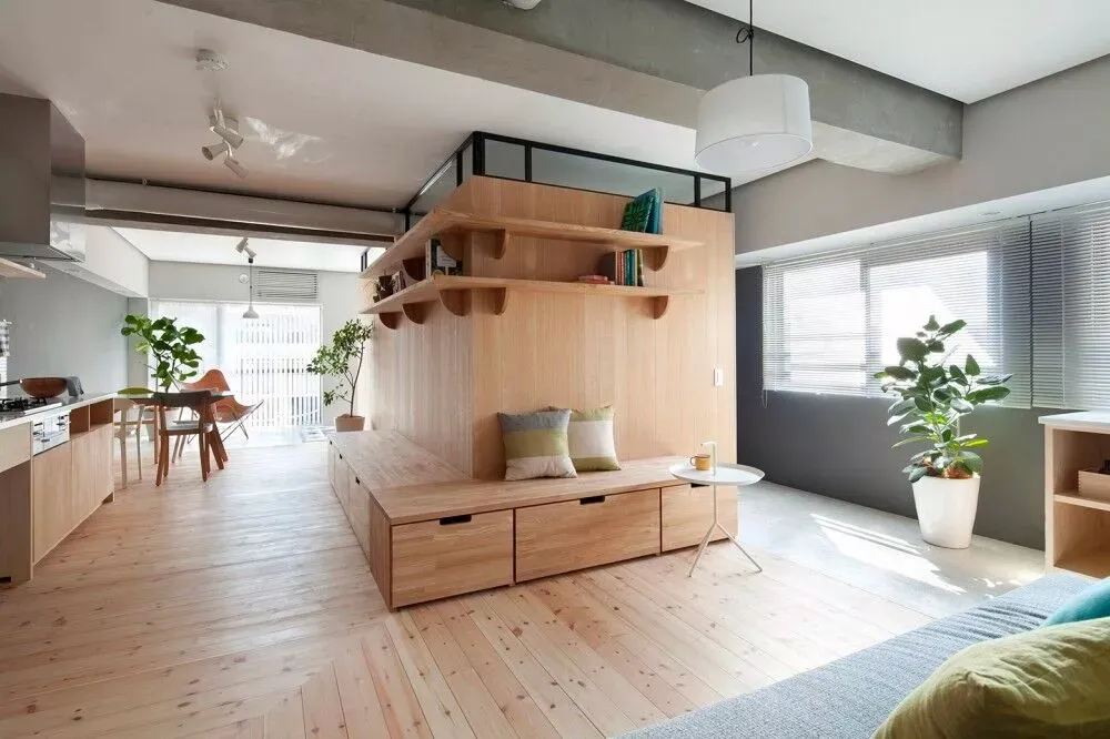 Với không gian nội thất đơn giản, sử dụng ván ép để lót sàn giúp ngôi nhà trở nên ấn tượng, mang đến cảm giác thư giãn và gần gũi hơn