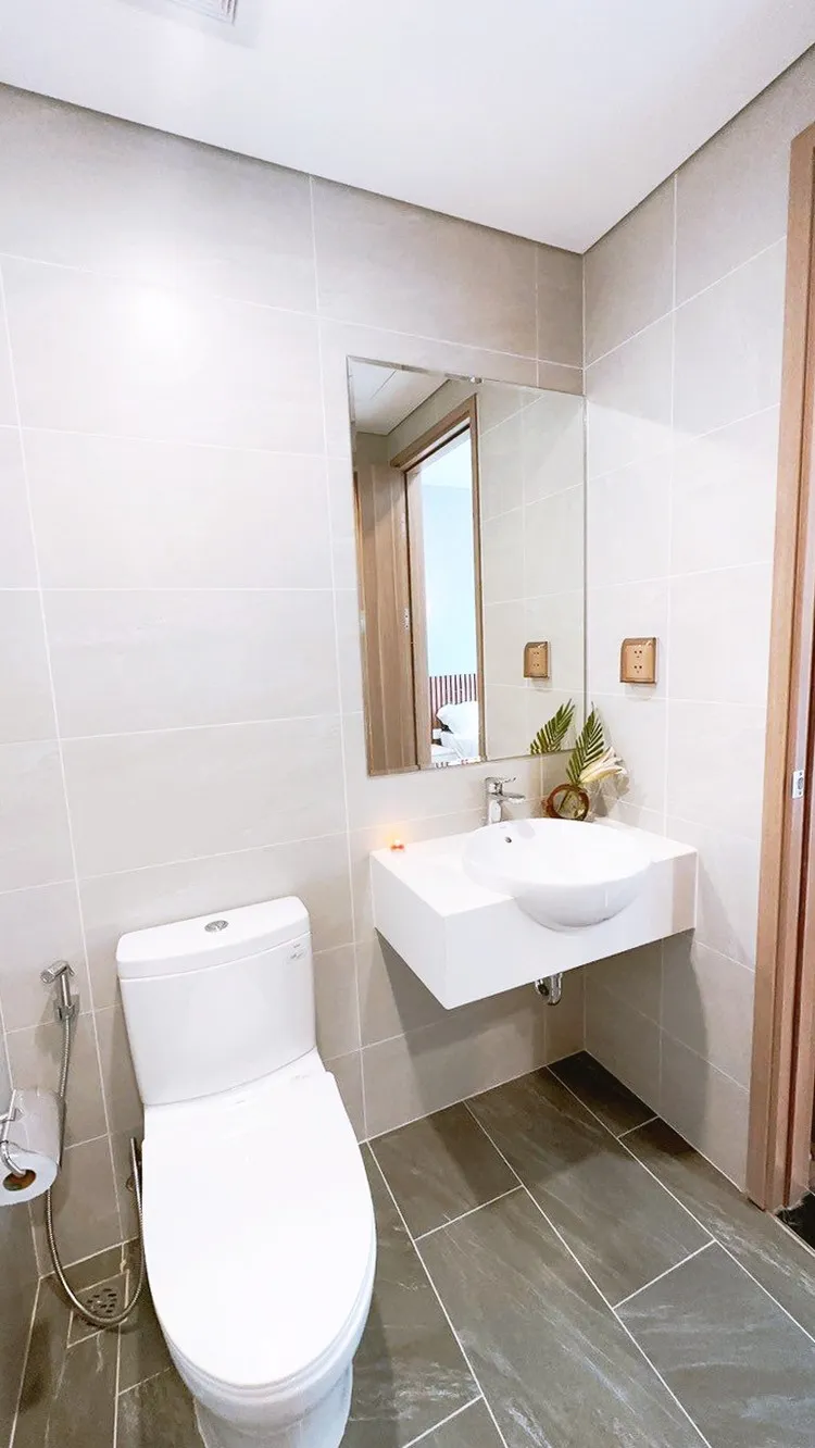 Nhà vệ sinh được Nội thất Huy Bảo Tín thiết kế trang bị hệ thống nội thất cao cấp