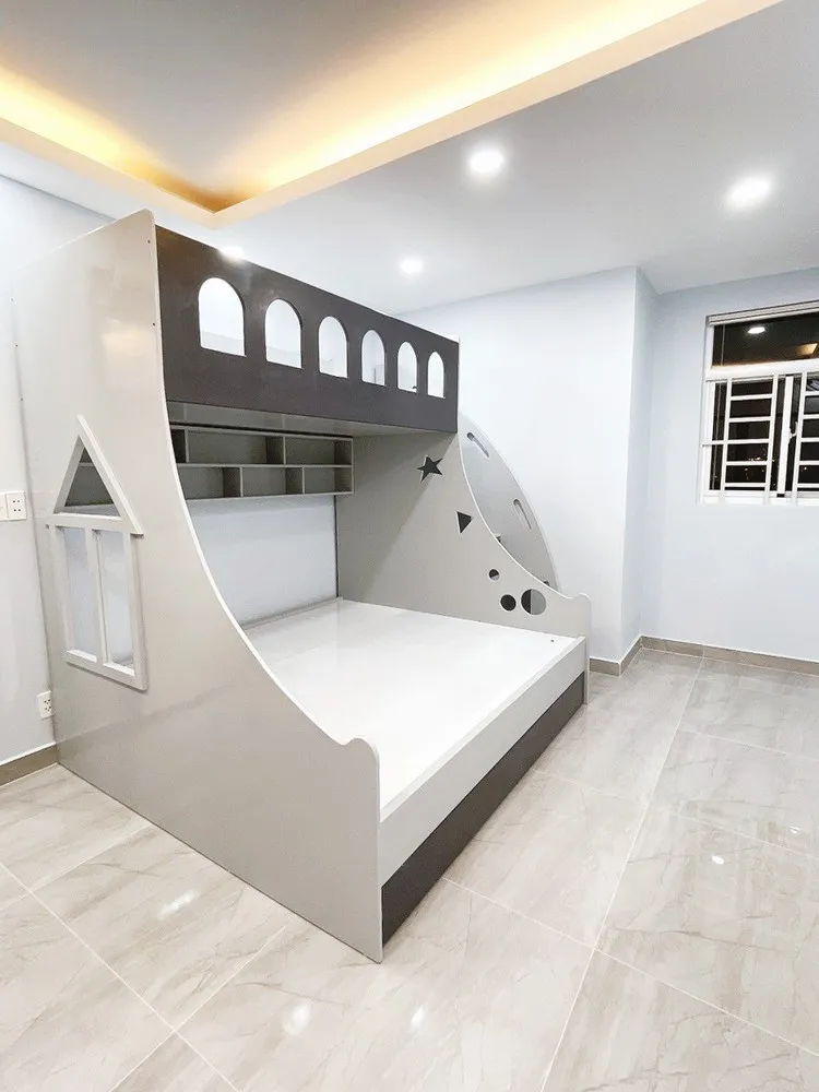 Phòng ngủ cho trẻ em cũng được Nội thất Huy Bảo Tín sử dụng gam màu xám trắng nhưng thiết kế dễ thương hơn