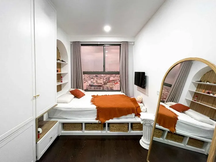 Phòng ngủ phụ được Nội thất T&T sử dụng gam màu trắng và cam sáng