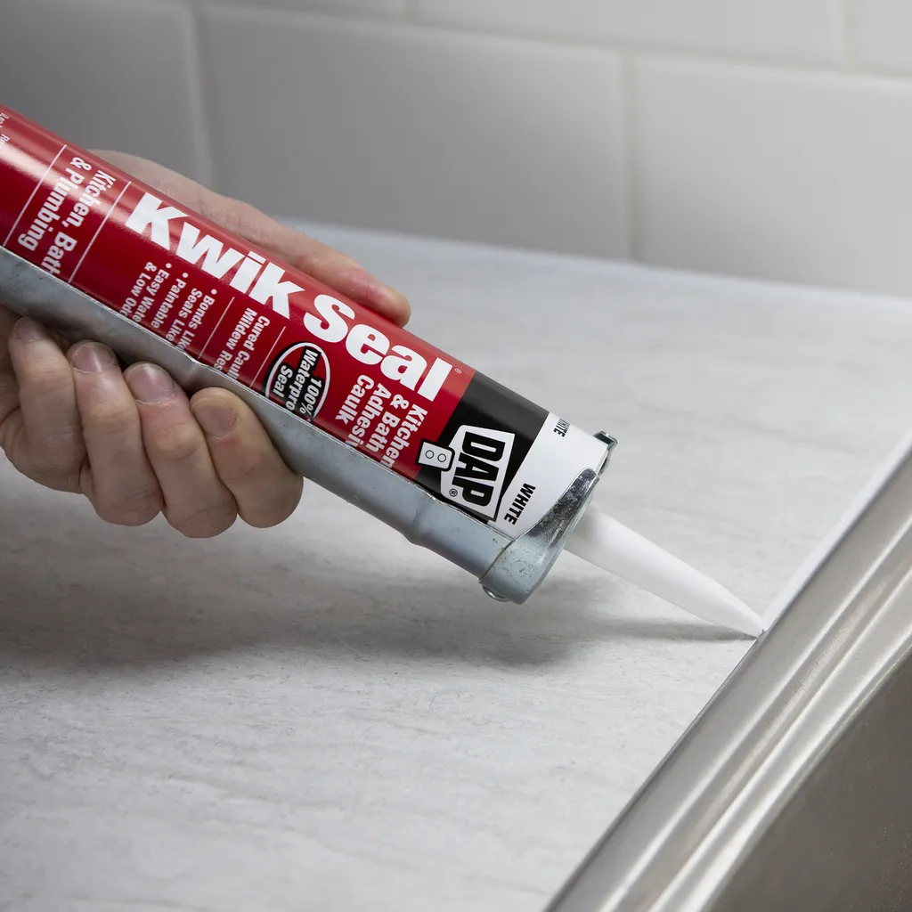 Sử dụng keo chống thấm để bảo vệ các khe hở, vết nứt nẻ trong tường, sàn nhà vệ sinh