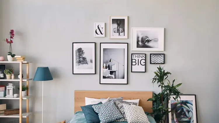 Treo tranh ảnh nghệ thuật phù hợp cá tính là một mẹo trang trí phòng ngủ nhỏ dễ thực hiện