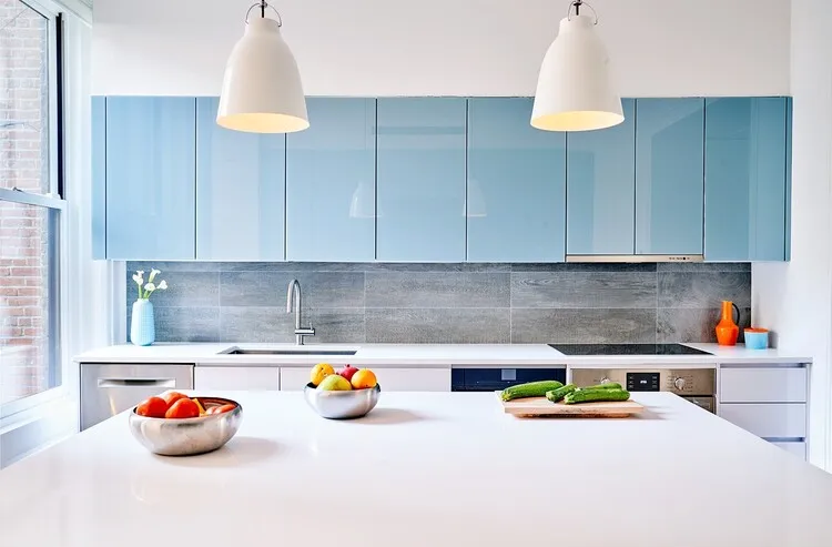 Tủ bếp màu trắng kết hợp màu xanh ngọc lam mang tới sự thư giãn, thoải mái mỗi khi bước vào gian bếp.