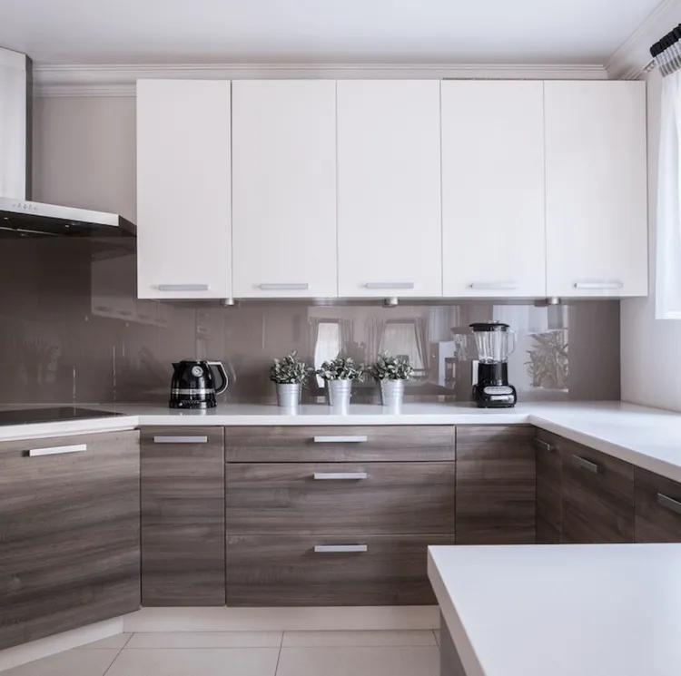 Tủ bếp nhựa màu trắng, phần tủ để đồ phủ laminate giả gỗ tạo nên cảm giác nhẹ nhàng, sang trọng. 