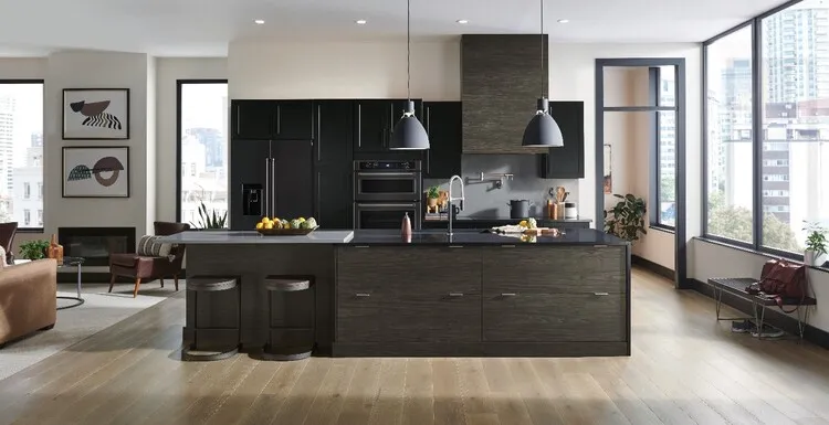 Tủ bếp nhựa tối màu đồng bộ với thiết kế quầy bar bếp tạo nên điểm nhấn nhẹ nhàng nhưng sang trọng cho căn hộ theo thiết kế mở.