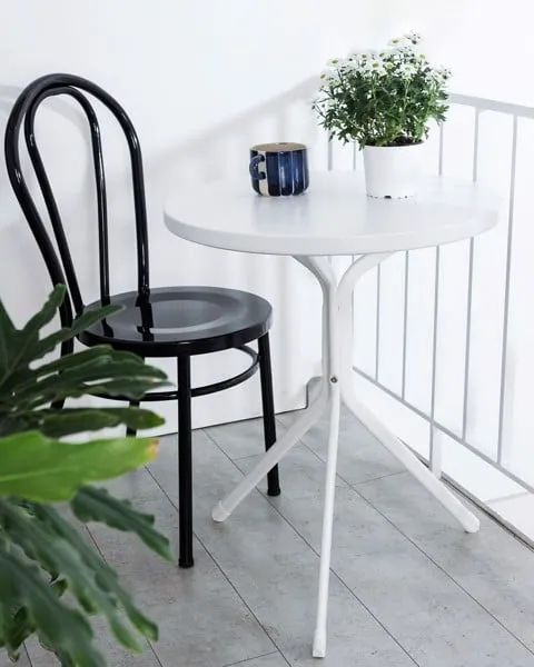 Bộ bàn ghế cafe mang hai tông màu đối lập tạo nên nét độc đáo cho không gian sống