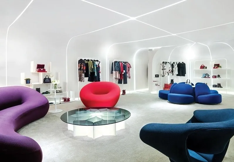 Cửa hàng thời trang ấn tượng theo phong cách Avant Garde – đơn giản nhưng cá tính mạnh, sang trọng và cực kỳ ấn tượng.