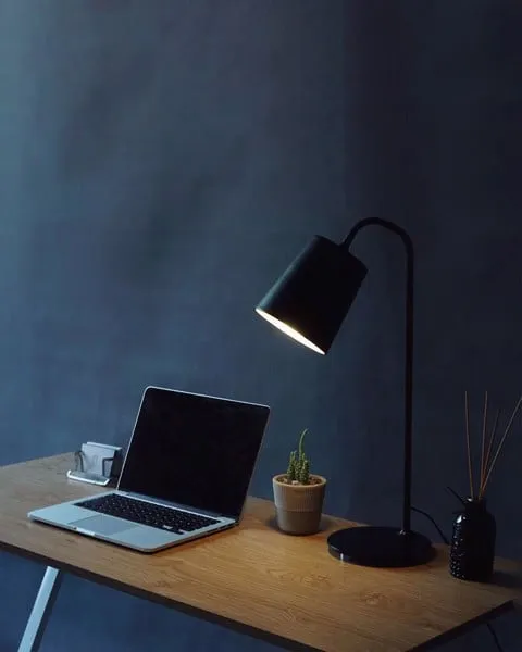 Đèn bàn màu đen đơn giản tinh tế cho góc làm việc